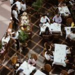 Restoranda müşteriye servis yapan profesyonel garson