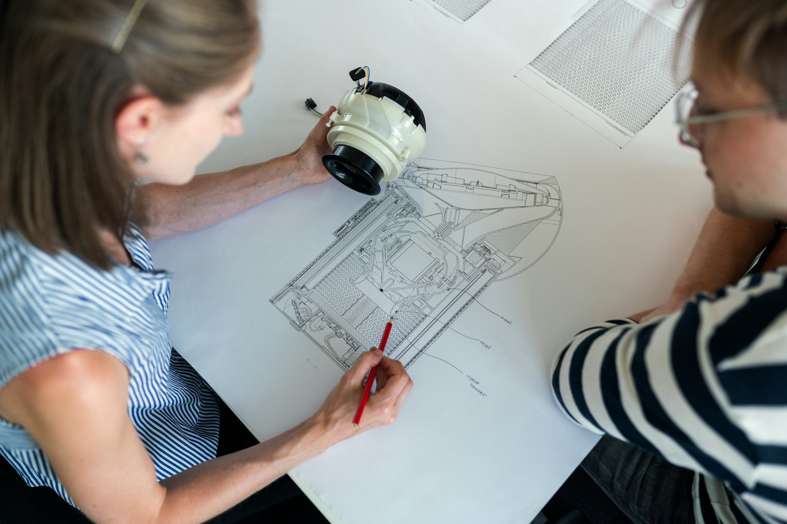 Gebze otomotiv tedarik fabrikasında üretim hattı işçisi