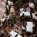 Körfez sahil restoranında servis yapan garson