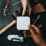 Çayırova'da bir markette kasiyer POS terminalinde ödeme alıyor